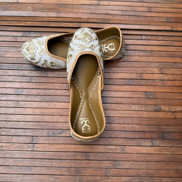 Handcrafted Jutis - Picture 3 of 6